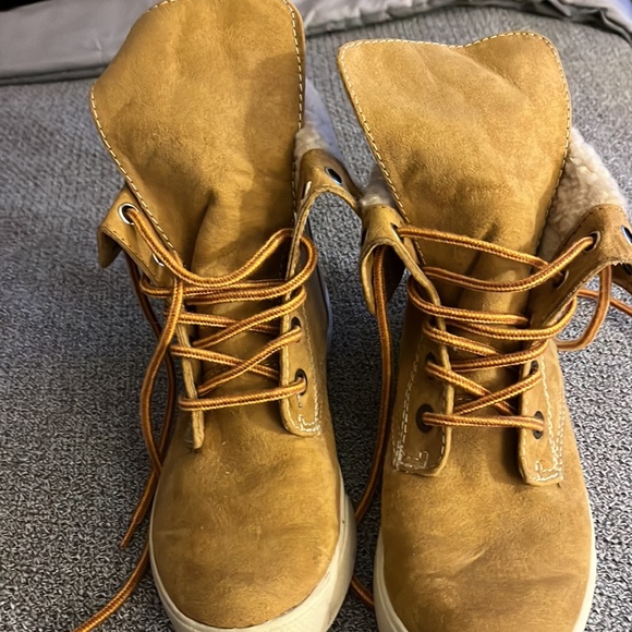 Women's Mudd size 6 beige suede lace up ankle boot. - Picture 2 of 4